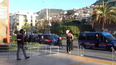  Alanya’da operasyonda yakalanan 17 şüpheli adliyede 