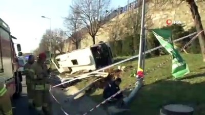 Bayrampaşa'da servis minibüsü devrildi: 8 yaralı 