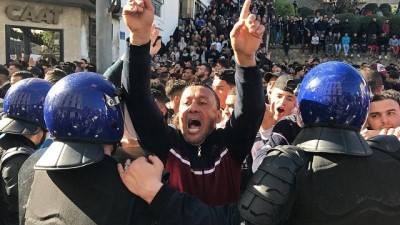 cumhurbaskanligi - Cezayir'de on binler Buteflika'nın 5. dönem adaylığını protesto etti Videosu