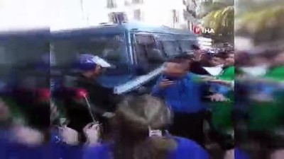 kordon -  - Cezayir’de sivil halk polisleri korudu Videosu