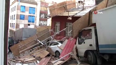 insaat iskelesi -  Fatih’te inşaat iskelesi çöktü  Videosu