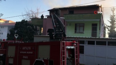 cati kati -  İtfaiye merkezi yakınlarında çıkan çatı yangını büyümeden söndürüldü  Videosu