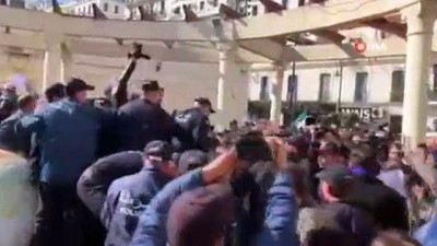 ozgurluk -  - Sansürü Protesto Eden 15 Gazeteciye Gözaltı  Videosu