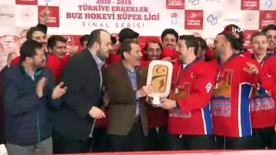 buz pateni - Buz hokeyi erkeklerde şampiyon Zeytinburnu Belediyesi Spor Kulübü oldu Videosu