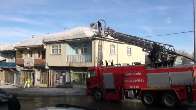 kar kalinligi - Su sıkarak çatıdaki karı temizliyorlar - BİNGÖL  Videosu