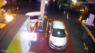 ehliyetsiz surucu -  Akaryakıt istasyonunda dehşet anları kamerada  Videosu