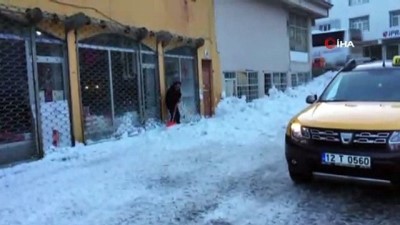 karla mucadele -  Çatıdan düşen kar kütlesi araca zarar verdi, çatıyı çökertti Videosu