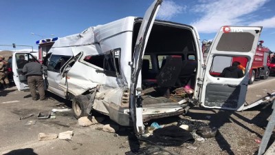 yolcu minibus -  Polisleri taşıyan araçla yolcu minibüsü çarpıştı: 2 ölü, 15 yaralı  Videosu
