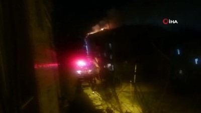  Sultangazi'de korkutan çatı yangını