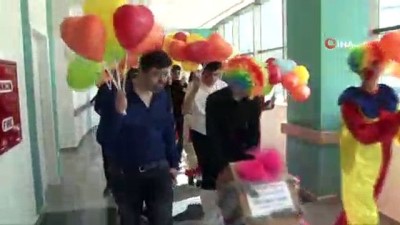 ilham -  ‘Bir gülücük, bin mutluluk’ dediler, hasta çocukların yüzünü güldürdüler  Videosu