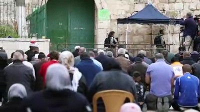 Filistinliler vakit namazını Aksa'nın kapısında kıldı  - KUDÜS