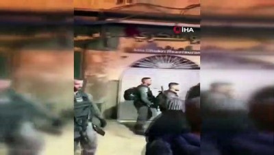  - İsrail Polisi Mescid-i Aksa'nın Kapısında Namaz Kılanlara Saldırdı