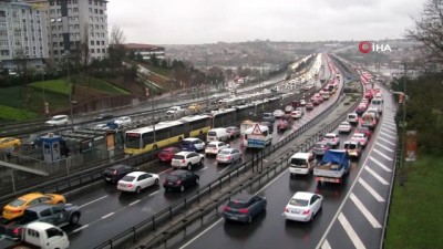 kis saati - İstanbul'da trafik yoğunluğu v’ya ulaştı, sürücüler kavgaya tutuştu Videosu