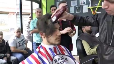 kan kanseri -  Kanser olan arkadaşları için saçlarını kazıttılar  Videosu