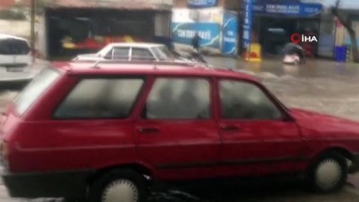 mahsur kaldi -  Turgutlu'da sağanak yağış...Caddeler göle döndü Videosu