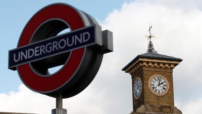 Video | Londra metrosunda siyahi yolcuya karşı maymun taklidi