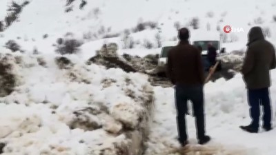 mahsur kaldi -  Bingöl'de çığ düştü araçlar mahsur kaldı Videosu