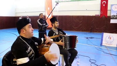 fedakarlik - Ekibini yalnız bırakmadı, kolunda serumla sahneye çıktı - ERZURUM  Videosu