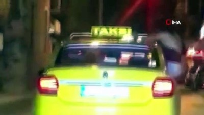 genc kiz -  İki genç kadından taksi üstünde tehlikeli hareketler  Videosu