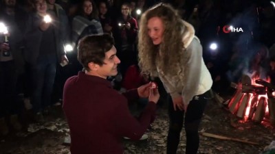 genc kiz -  Kamp ateşinde sürpriz evlilik teklifi  Videosu