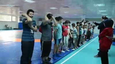 badminton - Minderde önce kitap okuyorlar sonra güreşiyorlar - KÜTAHYA Videosu