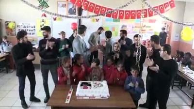 kucuk kiz - Minik Ceylan'ın mutluluğu için karlı yolları aştılar - VAN  Videosu