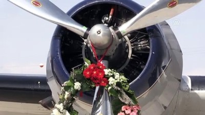 akrobasi pilotu - 79 yıllık uçak 3,2 bin kilometre uçarak müzeye geldi - ESKİŞEHİR  Videosu