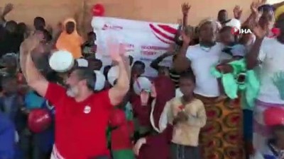 sukur kurbani -  - İnsani Yardım Organizasyonu Wefa Burkina Faso’da Yardıma Muhtaç Aileleri Sevindirdi  Videosu