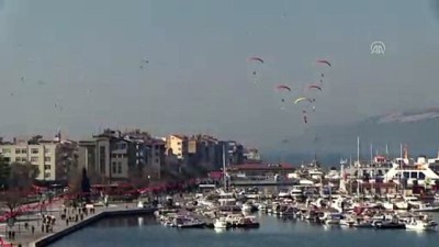 Çanakkale semalarında motorlu yamaç paraşütü gösterisi - ÇANAKKALE 