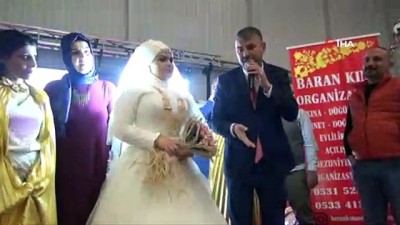 evlilik fuari -  Evli çift 16 yıl sonra evlilik fuarında hayallerindeki evliliği gerçekleştirdi Videosu