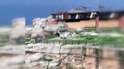  Fotoğraf çekmek için yaptıkları hareket pes dedirtti...Metrelerce yükseklikte kayalıklara oturup poz verdiler 