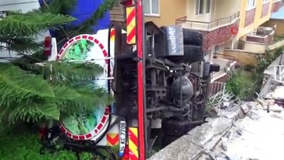  Freni arızalanan kamyon ortalığı savaş alanına çevirdi 