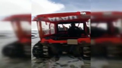argo -  Kar ve çamurla kaplı yolda cenaze amfibik aracıyla mezarlığa nakledildi Videosu