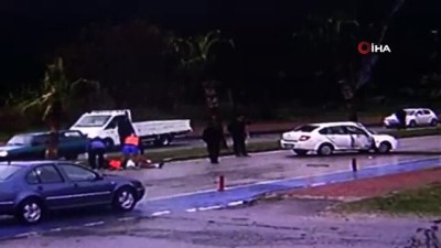 hastane -  Refüje çarpan otomobilin şoförü araçtan böyle fırladı  Videosu