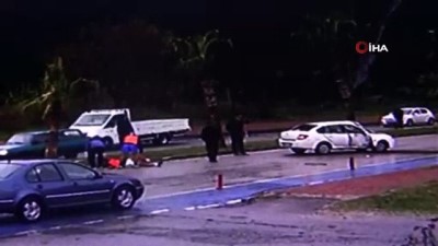  Refüje çarpan otomobilin şoförü araçtan böyle fırladı 