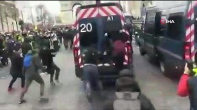 protesto -  - Sarı Yelekliler, bir kez daha Paris sokaklarını savaş alanına çevirdi  Videosu