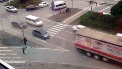 sokak kopegi -  Bu görüntüler insanlık ölmemiş dedirtti... Vatandaş köpeği kucağına alıp yolun karşısına geçirdi  Videosu