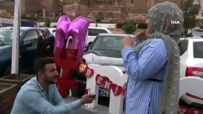 evlilik teklifi -  Çorum’dan Mardin'e gelerek halkın önünde sevgilisine evlenme teklif etti Videosu