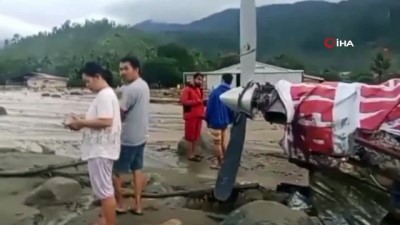 felaket -  - Küçük Uçak Sel Sularının Ortasında Kaldı  Videosu