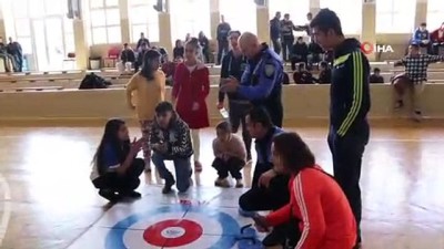 toplum destekli polislik -  Polis abla ve ağabeyleri, engelli çocuklarla 'floor curling' oynadı  Videosu