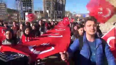  Çanakkale Şehitleri için 50 metre uzunluğunda ki Türk Bayrağını açıp yürüdüler