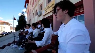 akkale - Öğrencilerden 'Mehmetçik' ve 'Dur Yolcu' koreografisi - KÜTAHYA Videosu
