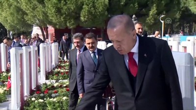 akkale - Şehitler Abidesi Tören - Şehitlerin kabirlerine karanfil bırakılması - ÇANAKKALE Videosu