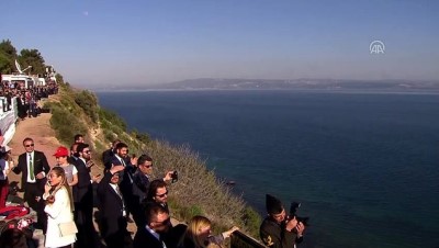 akkale - Şehitleri Anma Günü ve Çanakkale Deniz Zaferi'nin 104. yıl dönümü - SOLOTÜRK'ten gösteri uçuşu - ÇANAKKALE Videosu