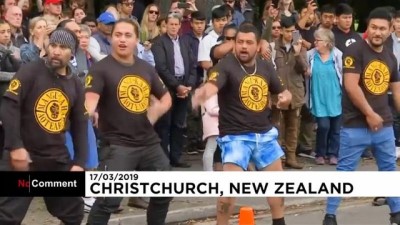 haka dansi - Yeni Zelanda: Ölenler anısına haka dansı  Videosu