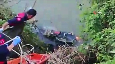  Adana'da motosiklet sulama kanalına düştü: Sürücü öldü, motosikletin sepetine bağlanan tavuk ve civciv telef olmaktan kurtuldu 