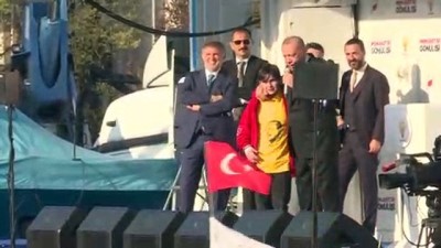 miting alani - Erdoğan'ın sahneye çağırdığı çocuk büyük sevinç yaşadı - KOCAELİ Videosu