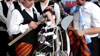 manipulasyon -  Kahramanmaraş’ta 'Tirşik Şöleni'...Genci çalı süpürgesi ve balta ile tıraş ettiler Videosu