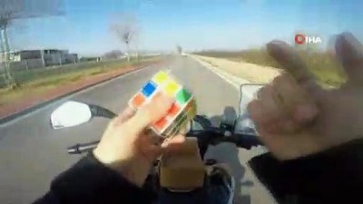 trafik cezalari -  Motor sürerken rubik küp çözen sürücüye şok haber  Videosu