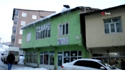  Canını hiçe sayarak çatı temizledi